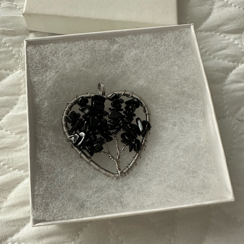 Heart-shaped Pendant 🌳